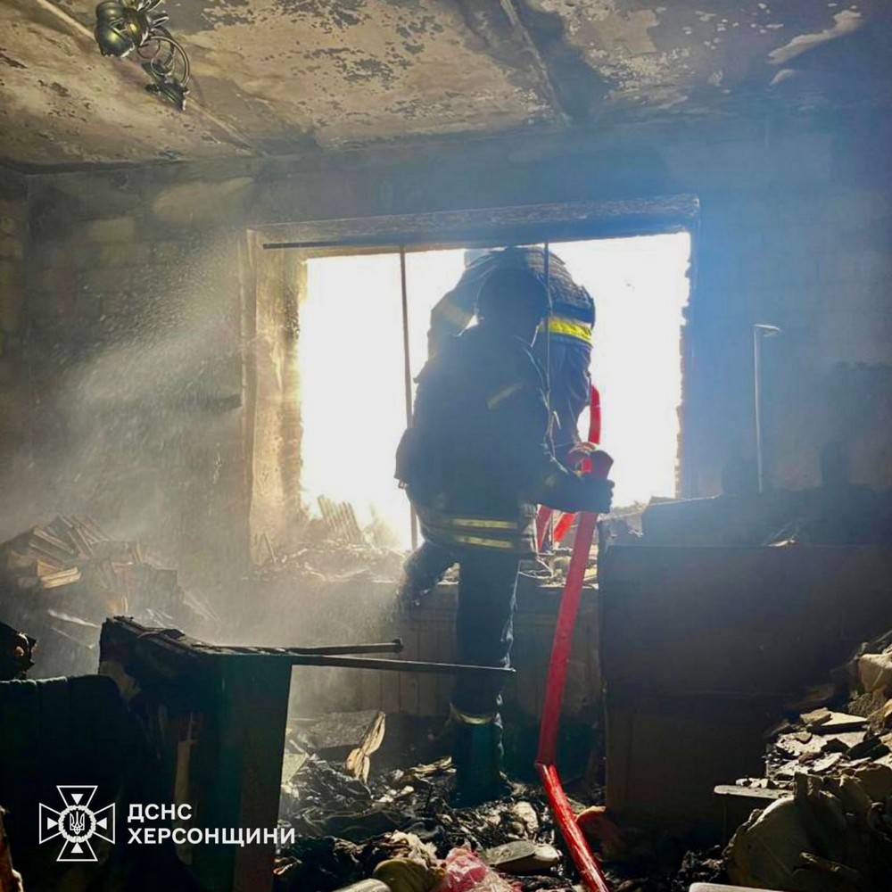 Боєприпас влучив у багатоповерхівку і вбив людину у Херсоні сьогодні, є поранена