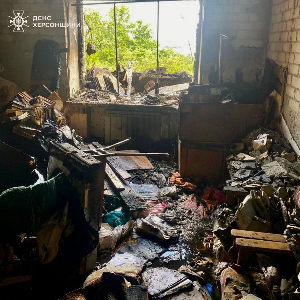 Боєприпас влучив у багатоповерхівку і вбив людину у Херсоні сьогодні, є поранена