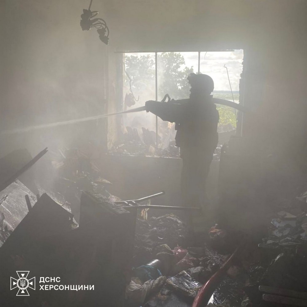 Боєприпас влучив у багатоповерхівку і вбив людину у Херсоні сьогодні, є поранена