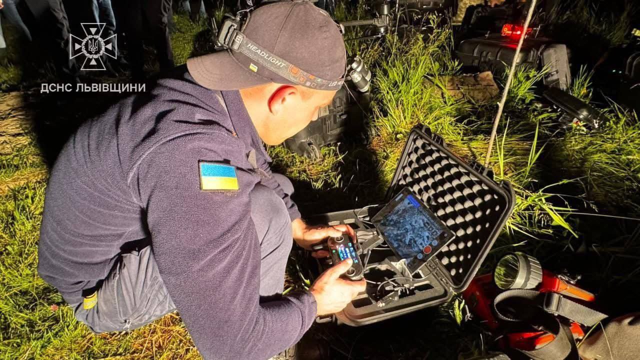 Двох дворічних дітей знайдено живими сьогодні після нічних пошуків на Закарпатті і Львівщині (фото)
