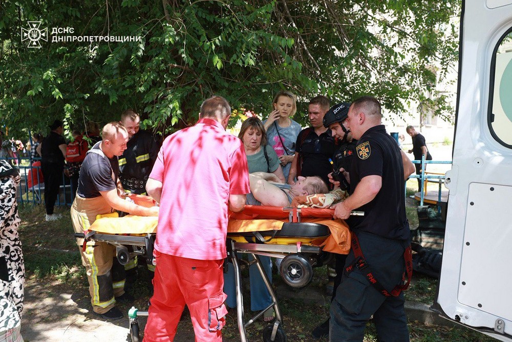 Загиблі і десятки поранених: ворог вдарив ракетами по Дніпропетровщині - що відомо (фото, відео)