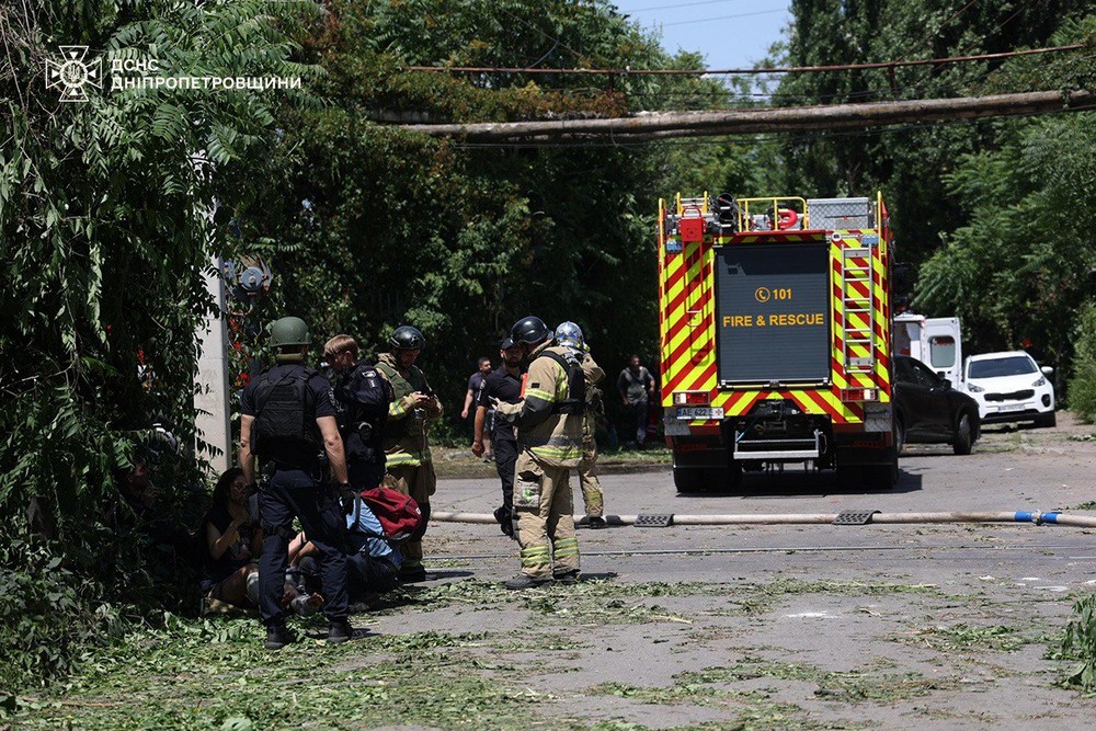 Загиблі і десятки поранених: ворог вдарив ракетами по Дніпропетровщині - що відомо (фото, відео)