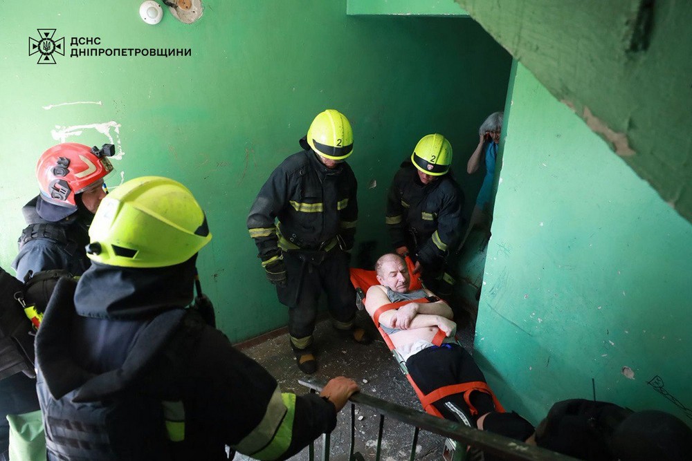 Загиблі і десятки поранених: ворог вдарив ракетами по Дніпропетровщині - що відомо (фото, відео)