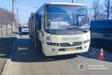Жінка випала з автобуса у Черкасах і померла: судитимуть водія