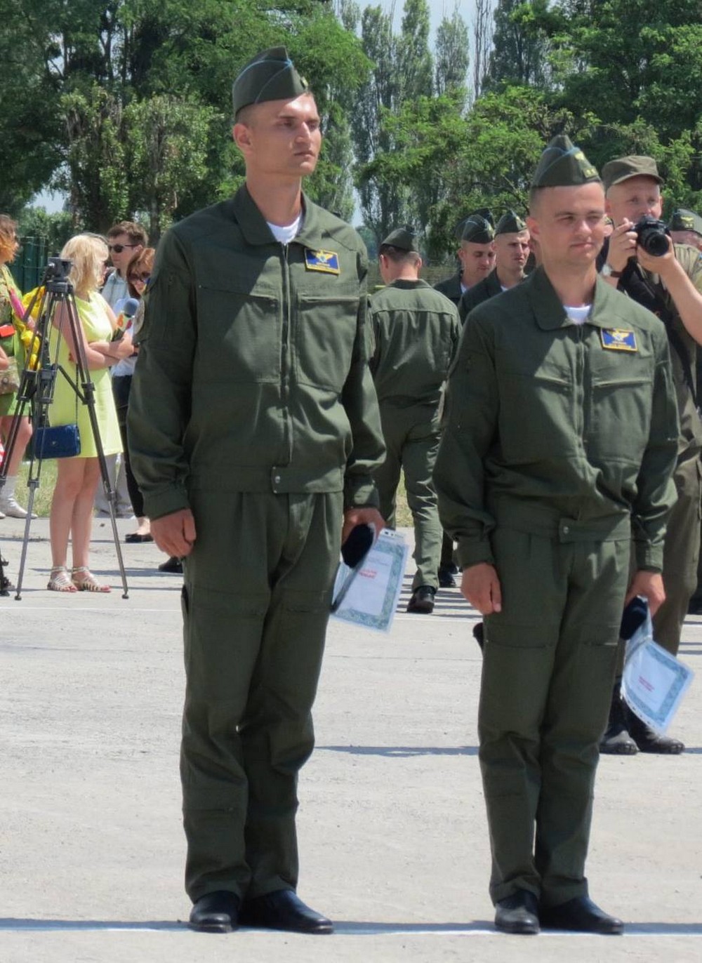 На фото нижче двоє загиблих під час відбиття повітряних атак ворога пілотів F-16. - Максим Устименко та Олексій «Moonfish» Месь. Масксим Устименко загинув сьогодні. А Олексій Меса 26 серпня 2024 року. Фото опубліковане дружиною «Мунфіша», Юлією Месь. Вічна пам'ять Захисникам неба! 