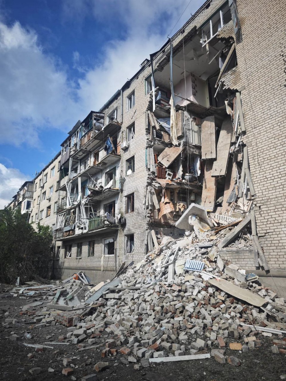 Окупанти влучили у багатоповерхівку у Лимані: поранено родину з дитиною (фото)