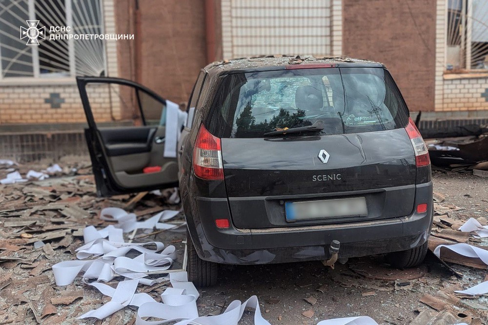  Внаслідок атаки пошкоджені 5 автомобілів. Рятувальники ДСНС ліквідували займання будівлі, яке виникло після обстрілу.
