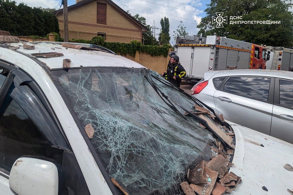  Внаслідок атаки пошкоджені 5 автомобілів. Рятувальники ДСНС ліквідували займання будівлі, яке виникло після обстрілу.