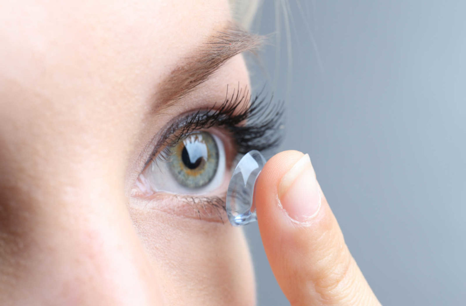 Що слід знати про торичні лінзи 1 woman putting in a contact lens 1536x1008 1