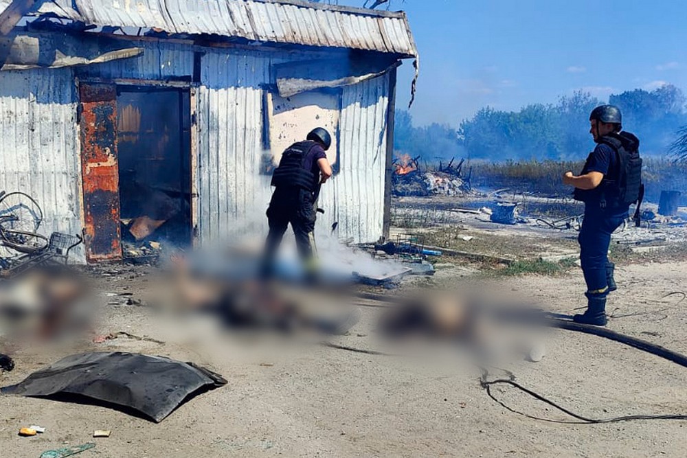 Прийшли по гуманітарку і згоріли живцем: подробиці жахливого обстрілу Харківщини, внаслідок якого загинула десята частина села (фото) 1 Прийшли по гуманітарку і згоріли живцем: подробиці жахливого обстрілу Харківщини (фото)