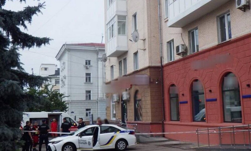 Побачив тіло на тротуарі, а поруч – москітна сітка: 6-річна дівчинка загинула, випавши з вікна у Житомирі