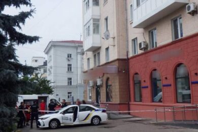 Побачив тіло на тротуарі, а