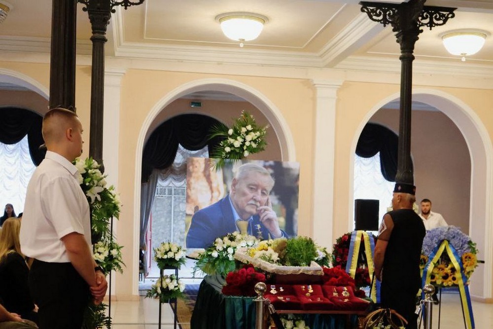 Пережив окупацію і помер під вибухи «Шахедів»: дружина назвала причини смерті композитора Ігоря Поклада, з яким сьогодні прощаються у Києві (фото) 1 Пережив окупацію і помер під вибухи «Шахедів»: дружина назвала причини смерті композитора Ігоря Поклада, з яким сьогодні прощаються у Києві (фото)
