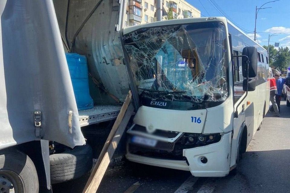 Маршрутка з пасажирами врізалася у вантажівку: подробиці ДТП у Києві з постраждалими 1 Маршрутка з пасажирами врізалася у вантажівку: подробиці ДТП у Києві з постраждалими