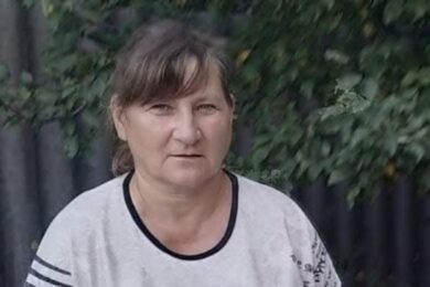 Поранена 13-річна дівчинка сиділа біля
