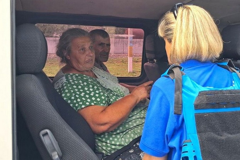 «Раптом в мене заклало у вухах, перед очима дим та все чорне»: подружжя з Дніпропетровщини під обстрілами йшло 4 години, щоб евакуюватися з прифронтового села 1 «Раптом в мене заклало у вухах, перед очима дим та все чорне»: подружжя з Дніпропетровщини під обстрілами йшло 4 години, щоб евакуюватися з прифронтового села