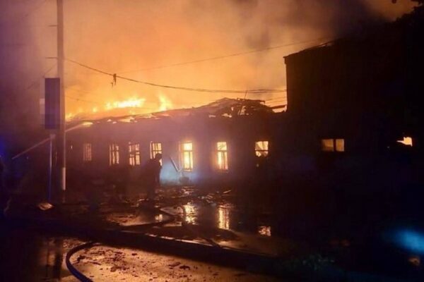 Масована нічна повітряна атака 2 липня: удар по «Новій пошті», є поранені – все, що відомо (фото)