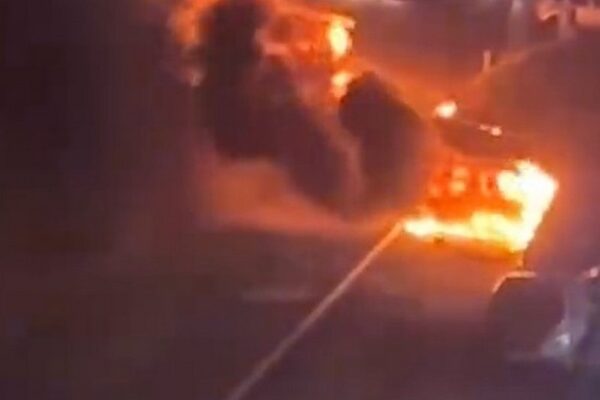 Колапс в аеропортах, затримки потягів, палали автівки: дрони знову масовано атакували Москву і не тільки - що відомо про "двіжуху"