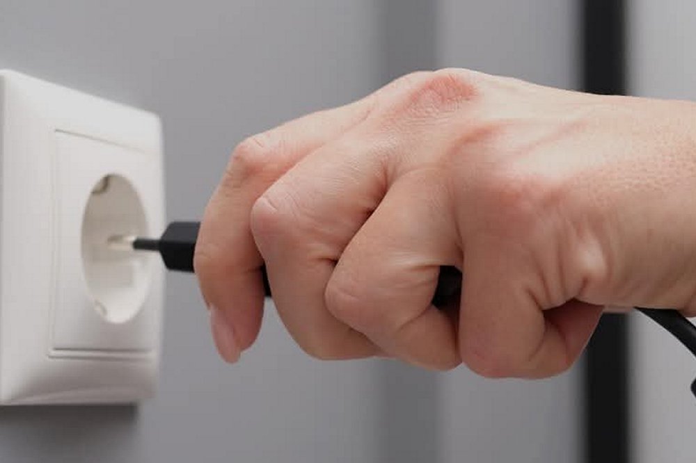 230 вольтів замість 220 у розетках – що означає новий стандарт напруги для українців