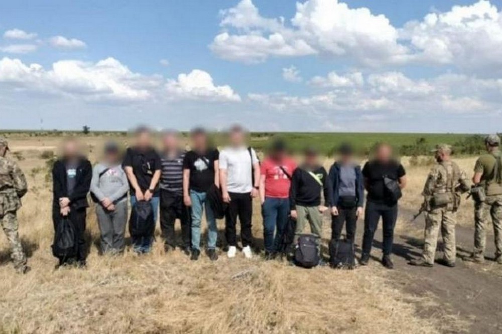 Намагалися втекти, тому довелося стріляти: ухилянтів з Дніпропетровщини, Харківщини, Одещини, Київщини і Рівненщини затримали на кордоні (відео)