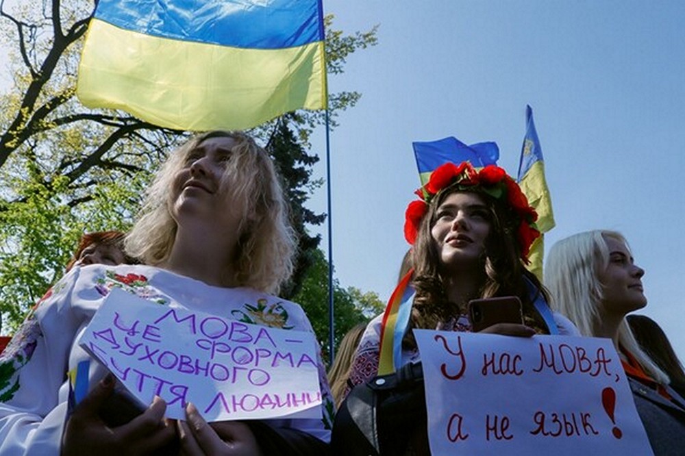 Публічне виконання пісень російською мовою необхідно заборонити законом – мовна омбудсменка