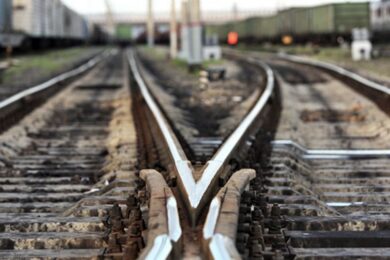 Вночі ворог атакував залізницю на Дніпропетровщині: низка поїздів прямують зміненим маршрутом