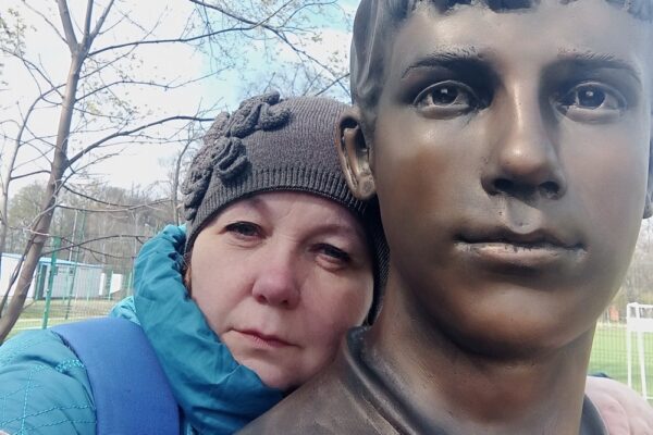«Народився тричі оповитий пуповиною, а через 16 років душили вже не пуповиною, а рушником п’яні виродки»: мама закатованого Степана Чубенка просить підписати петицію