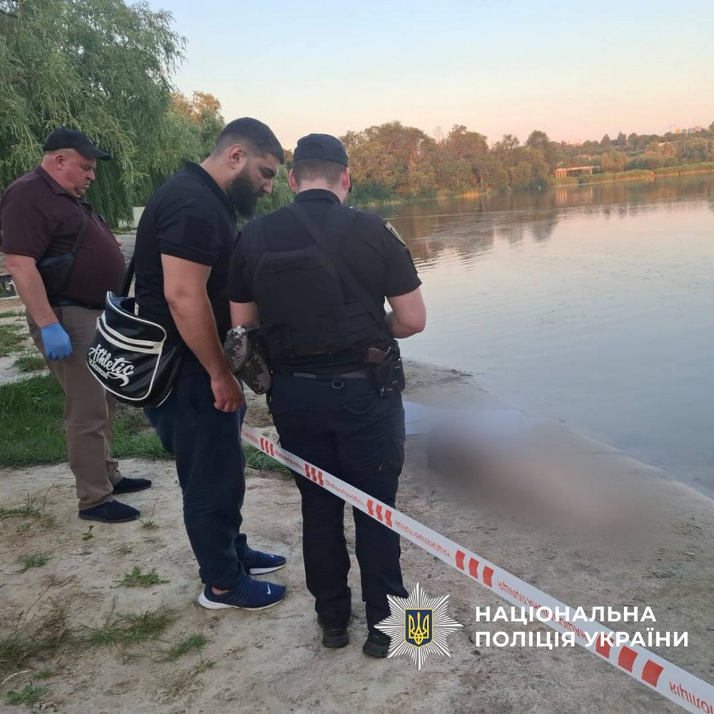 На Харківщині потонула 12-річна дівчинка. Трагедія сталася на місцевій водоймі.  Про це повідомляє поліція Харківської області, передають «Новини України – НСН».  Поліція Харкова з’ясовує обставини загибелі 12-річної дитини на водоймі.  Трагічний випадок стався 4 липня близько 17:20 у Немишлянському районі.  На Харківщині потонула 12-річна дівчинка: подробиці  Попередньо встановлено, що дівчина разом із подругою пішла купатися. За словами свідка, дитина оступилася та пішла на глибину. На жаль, врятувати її не вдалося.  Вирішується питання про відкриття кримінального провадження за ст. 115 Кримінального кодексу України з приміткою «нещасний випадок».  Поліція нагадує громадянам про необхідність дотримання правил безпеки на водоймах та закликає дорослих не залишати дітей без нагляду під час відпочинку.