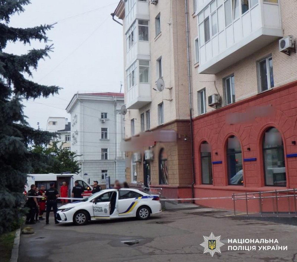 Побачив тіло на тротуарі, а поруч – москітна сітка: 6-річна дівчинка загинула, випавши з вікна у Житомирі