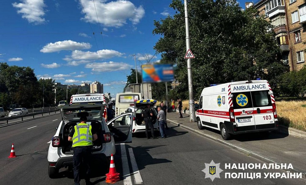 Маршрутка з пасажирами врізалася у вантажівку: подробиці ДТП у Києві з постраждалими