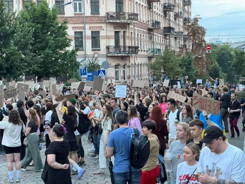 Зеленський проігнорував протести і підписав закон про НАБУ і САП