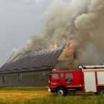 Блискавка влучила в будинок на Волині, де перебувала мати з трьома дітьми – спалахнула пожежа (фото)