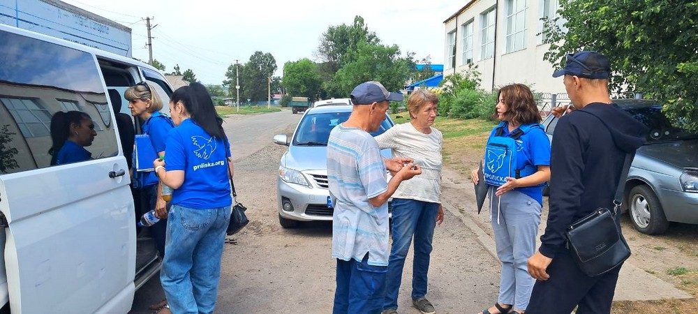 «Раптом в мене заклало у вухах, перед очима дим та все чорне»: подружжя з Дніпропетровщини під обстрілами йшло 4 години, щоб евакуюватися з прифронтового села «Раптом в мене заклало у вухах, перед очима дим та все чорне»: подружжя з Дніпропетровщини під обстрілами йшло 4 години, щоб евакуюватися з прифронтового села