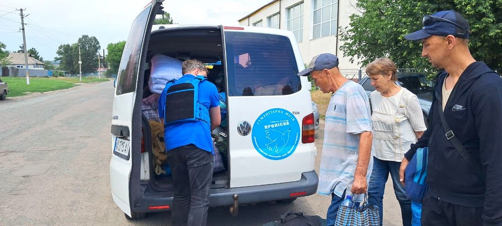 «Раптом в мене заклало у вухах, перед очима дим та все чорне»: подружжя з Дніпропетровщини під обстрілами йшло 4 години, щоб евакуюватися з прифронтового села