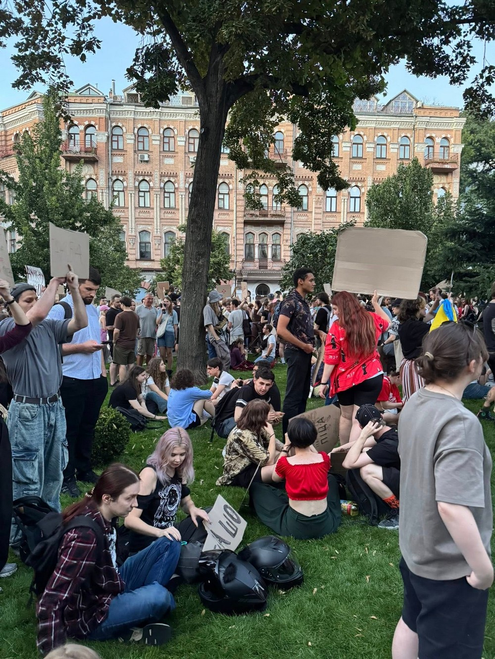 то організував протести молоді проти закону щодо НАБУ і САП