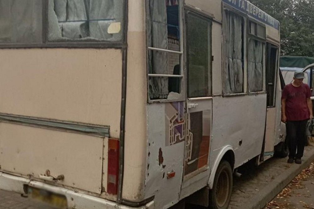 Окупанти вдарили по автобусу з людьми в Сумській області - є постраждалі
