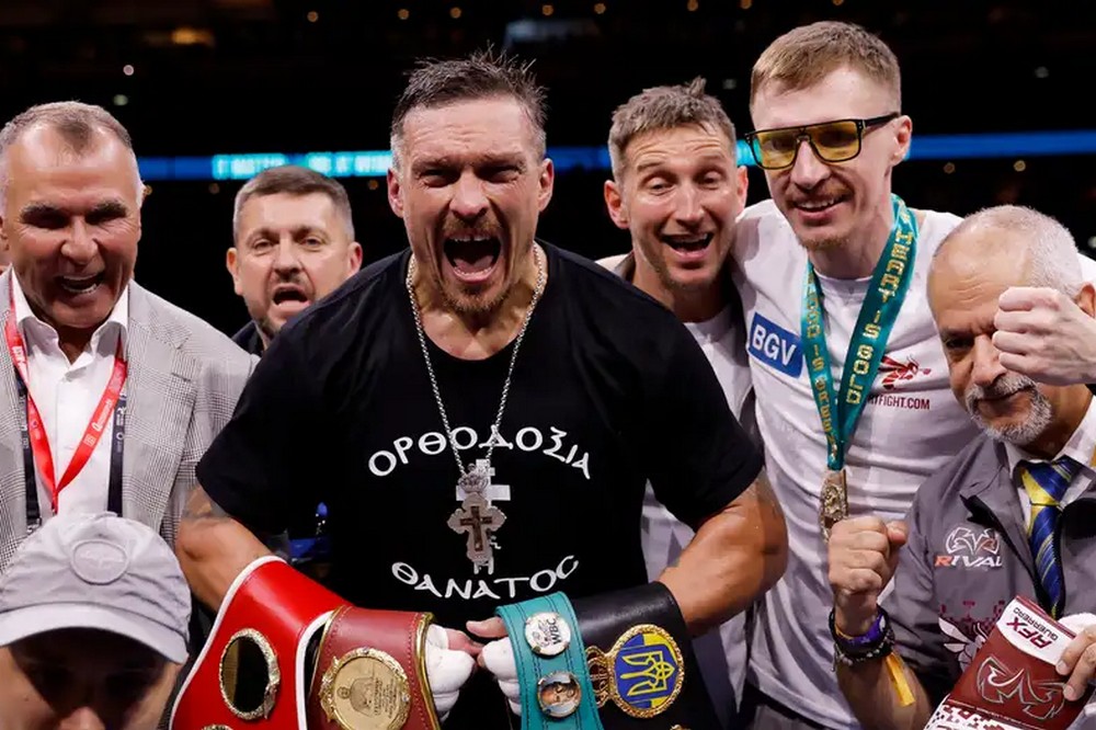 Усик переміг Дюбуа і знову став абсолютним чемпіоном світу 1 Усик переміг Дюбуа і знову став абсолютним чемпіоном світу