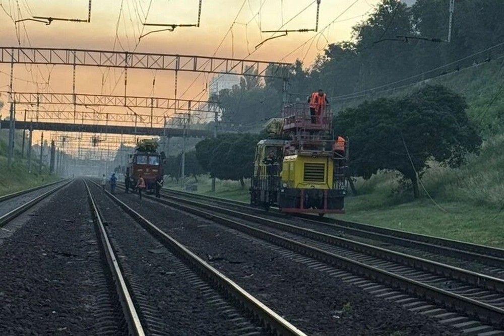 На Дніпропетровщині ворог поцілив в електровоз: машиніст загинув, є поранений.