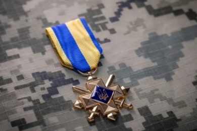 Хрест бойових заслуг прирівняють до найвищих державних нагород – Зеленський розповів подробиці