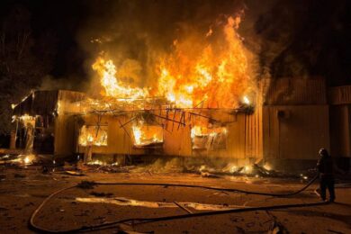 Усе у вогні і “мальчікі в трусіках” метушаться: окуповані Донецьк і Луганськ були під масованим ударом – що відомо (фото, відео)