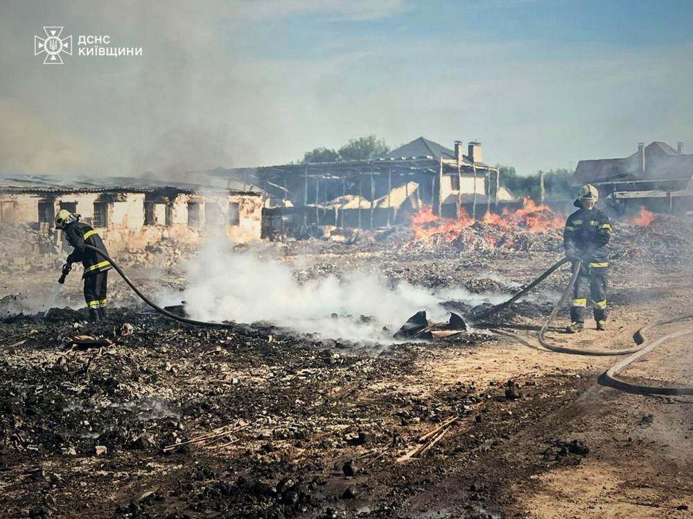 На Київщині триває ліквідація пожежі, що виникла в результаті нічної ворожої атаки 2
