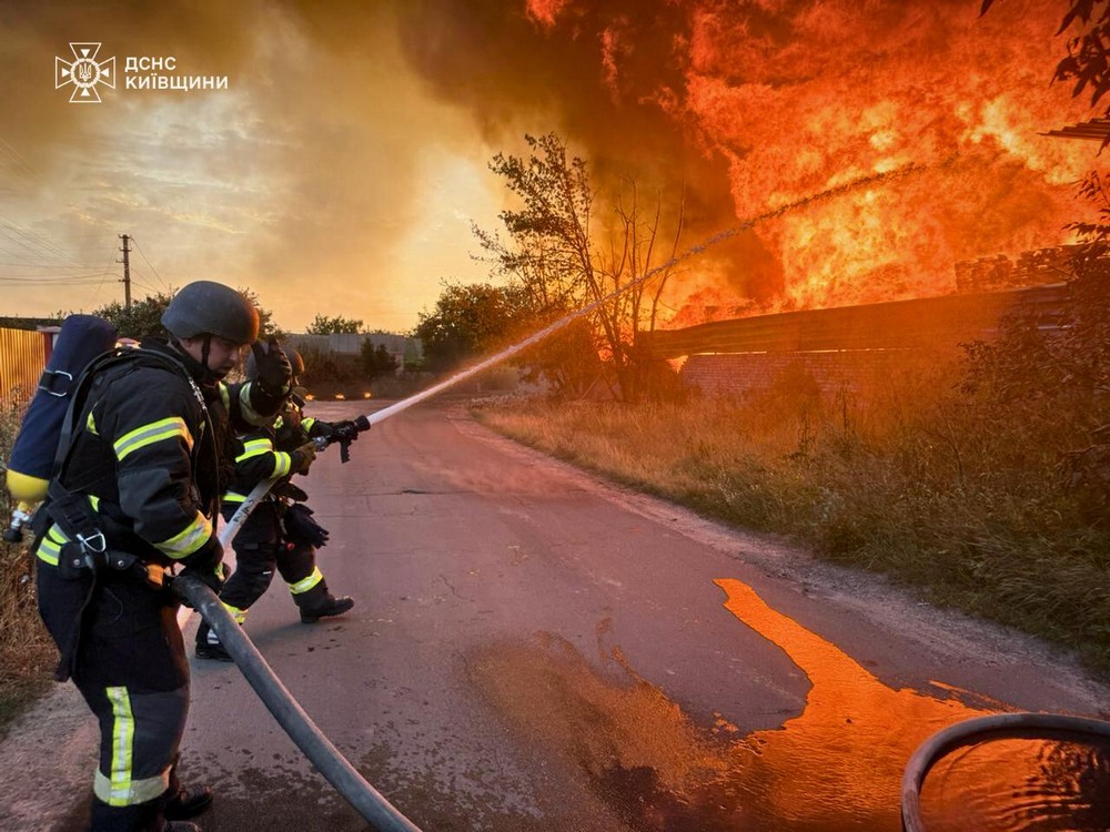 На Київщині триває ліквідація пожежі, що виникла в результаті нічної ворожої атаки