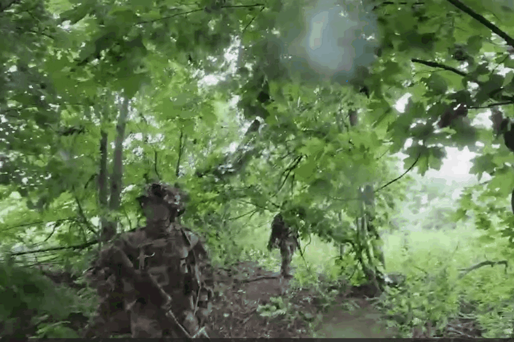 Бійці ССО показали успішний наліт на росіян біля кордону (відео) 1 Бійці ССО показали успішний наліт на росіян біля кордону (відео)