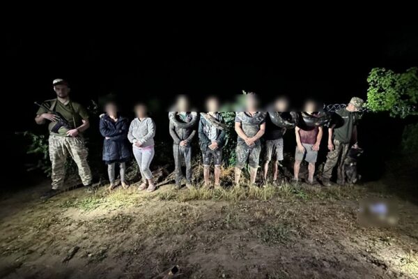 Намагалися переплисти Тису на автомобільних камерах – прикордонники на Закарпатті зупинили ухилянтів (відео)