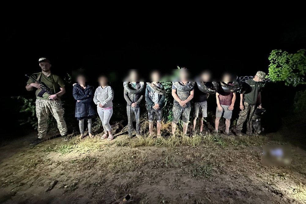 Намагалися переплисти Тису на автомобільних камерах – прикордонники на Закарпатті зупинили ухилянтів (відео) 1 Намагалися переплисти Тису на автомобільних камерах – прикордонники на Закарпатті зупинили ухилянтів (відео)