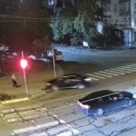 Прокурор на великій швидкості вилетів на тротуар, зніс жінку і втік – шокуюча ДТП у Києві (відео)
