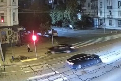 Прокурор на великій швидкості вилетів на тротуар, зніс жінку і втік – шокуюча ДТП у Києві (відео)