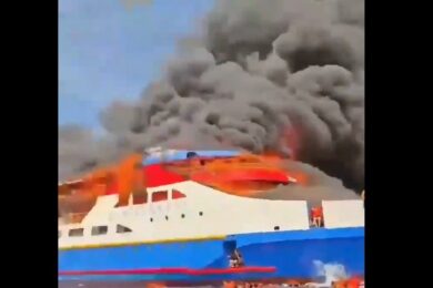 Спалахнуло судно з 280 пасажирами на борту в Індонезії: люди стрибають у воду, щоб врятуватися (відео)