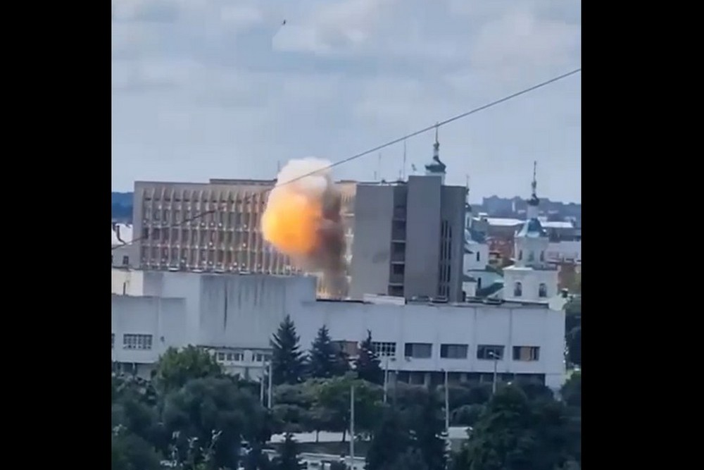 ВІДЕО МОМЕНТУ: Дрон влучив у будівлю Сумської ОВА 1 ВІДЕО МОМЕНТУ: Дрон влучив у будівлю Сумської ОВА