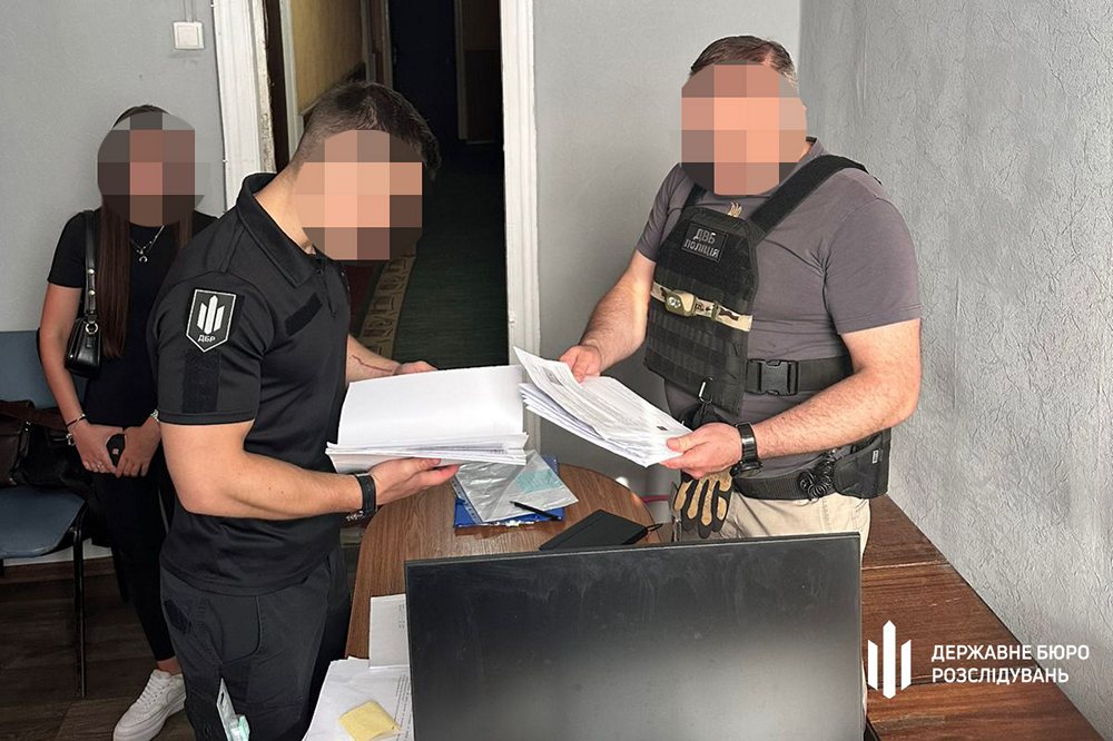 Водив по кабінетах ТЦК у Харкові за руку -  правоохоронець за гроші хотів зняти ухилянта з розшуку